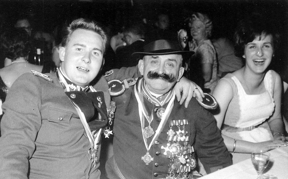 Franz Albert Schlangen, Zugführer Hubertusjäger mit dem Grenadier Bürvenich Schnäuz bekannt als Puppendoktor1962