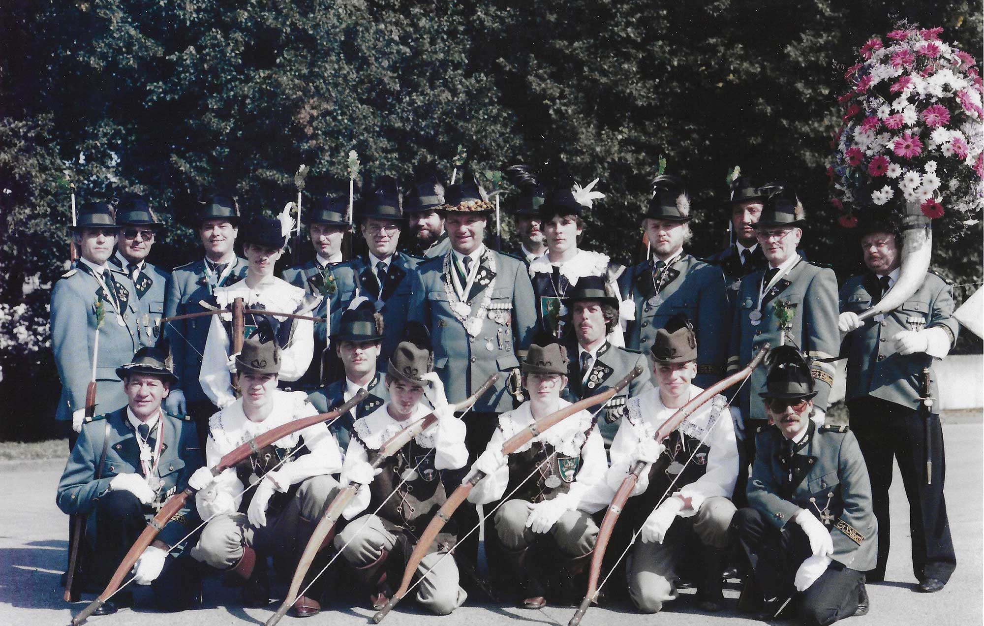Hubertuskönig Hartmut Drews mit Bogenschützen 1985