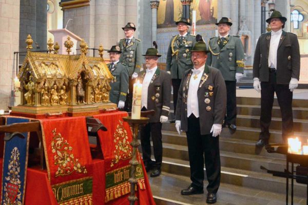 Mit Glockenschwung und Uniform zurück vor den Altar